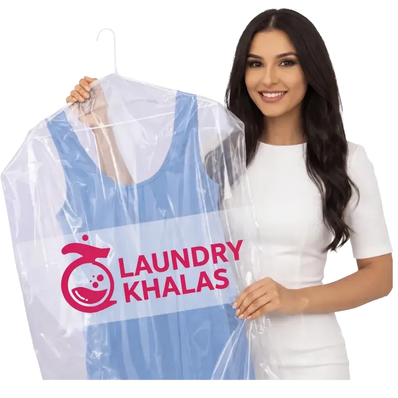 سائق لاندريخلاص يأخذ أكياس الغسيل من فنادق وبيوت جبل علي بدبي